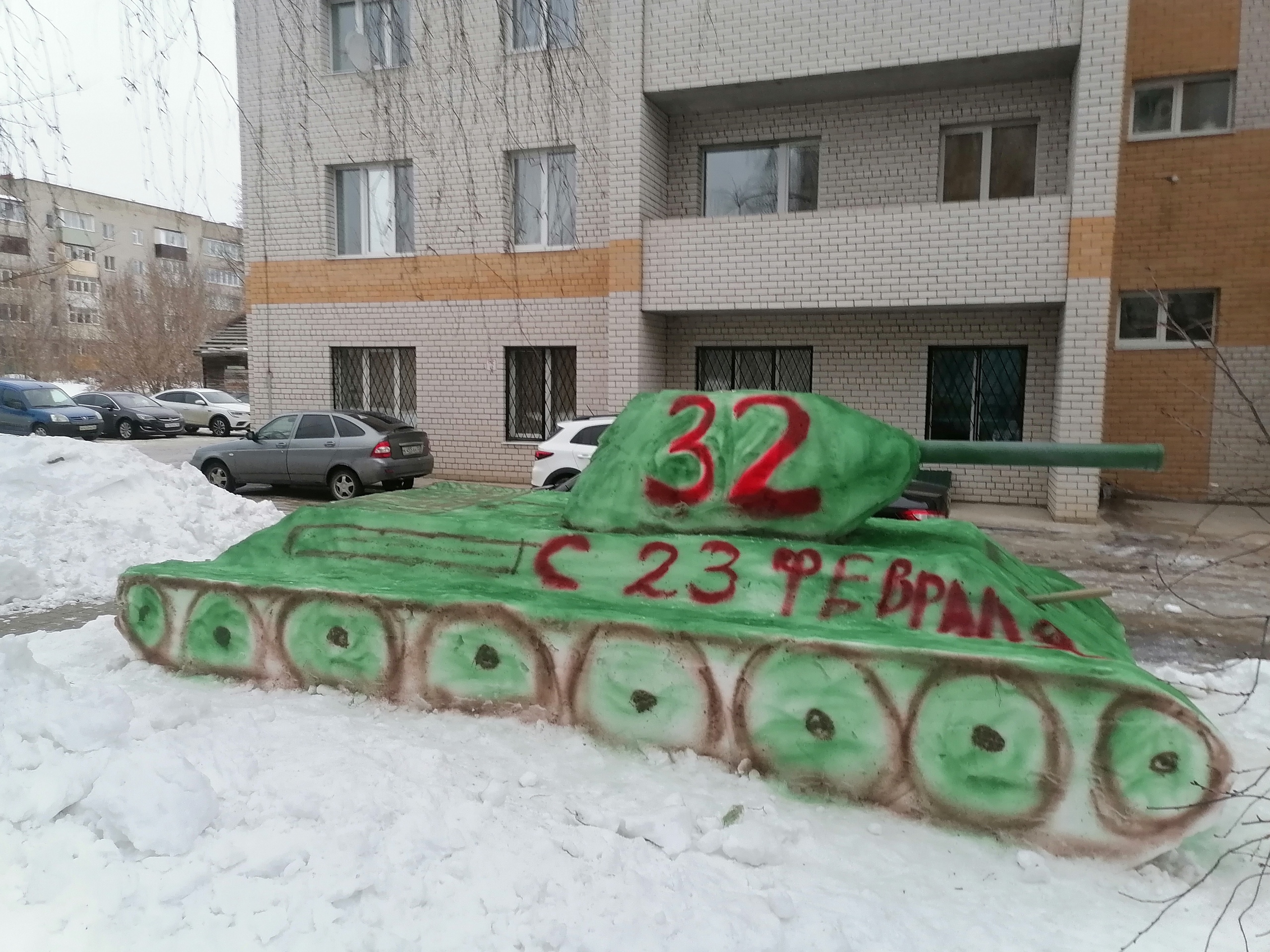 Жители Клинцов слепили огромный танк