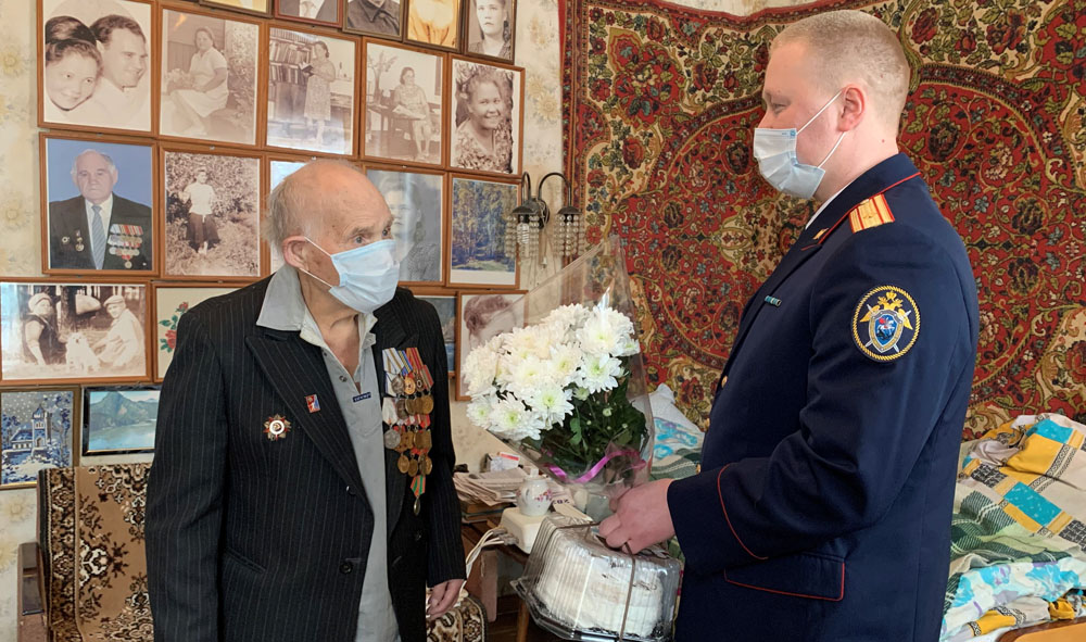 К ветерану Великой Отечественной войны Александру Брижанину пришли с тортом и цветами