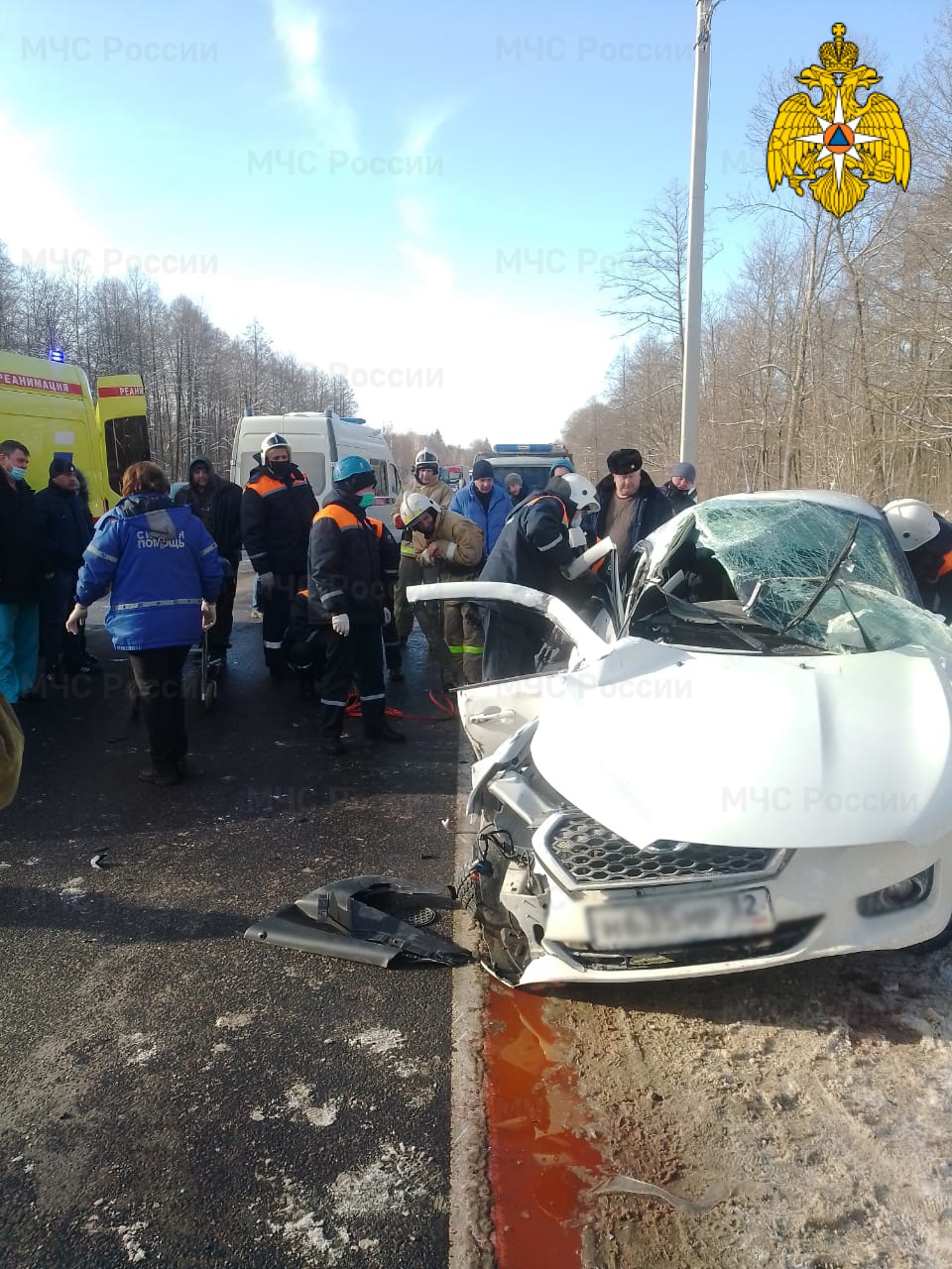 Пострадавших в аварии под Брянском вырезали из машины