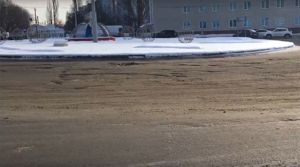 Вместе со снегом сошел новый асфальт на кольце в Московском микрорайоне Брянска
