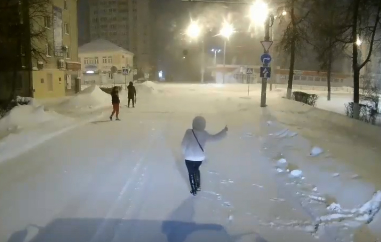 «Крадущихся» пешеходов сняли на видео в Брянске