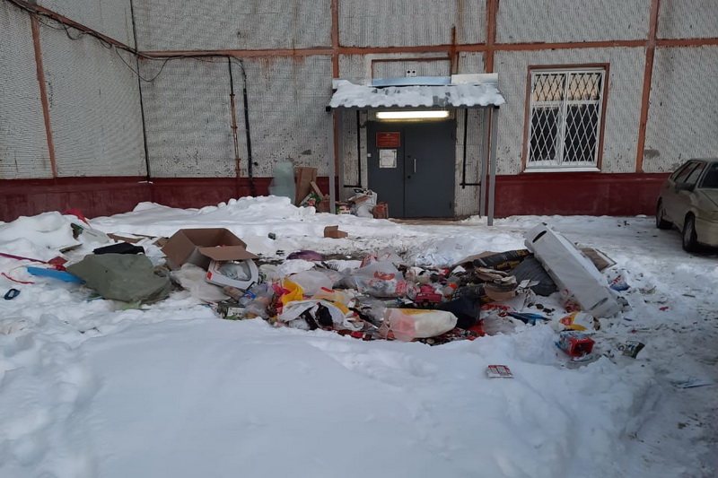 В Брянске жители по памяти выносят мусор на место, где давно нет контейнера