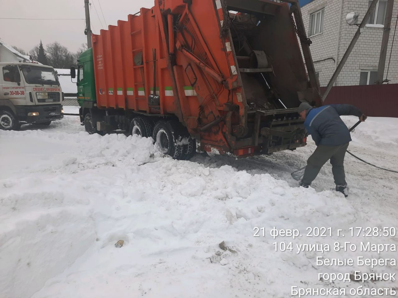 Очередной мусоровоз застрял в Брянской области, теперь в Белых Берегах