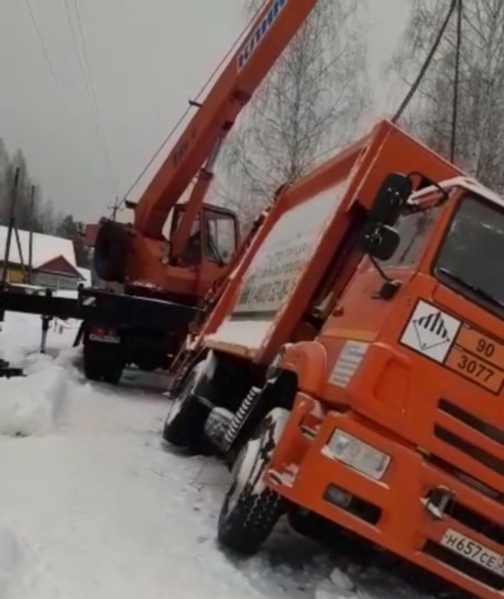 В поселке Синезёрки Навлинского района провалившийся в снег мусоровоз не могут вызволить сутки