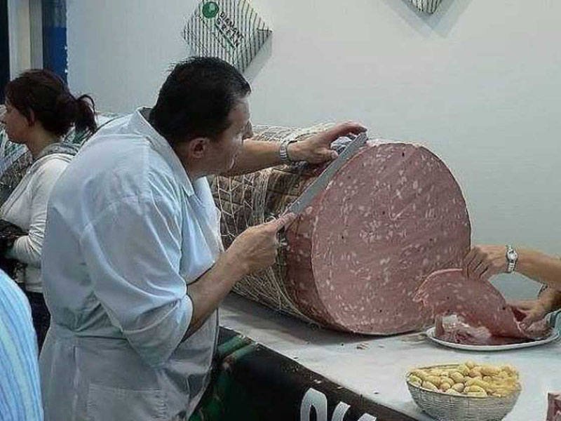 Сколько мяса в колбасе, и почему брянцам лучше ей не увлекаться