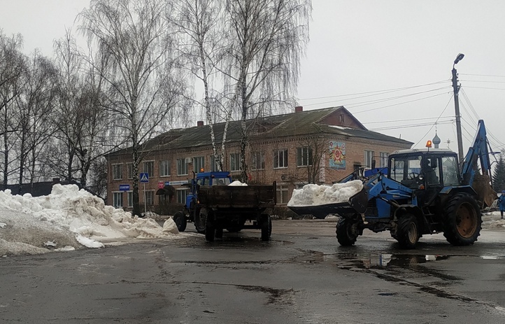 В середине марта в Локте приступили к уборке снежных навалов