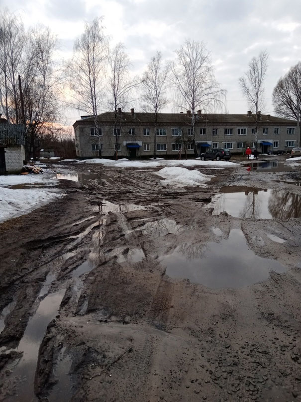 В утопающих в грязи кварталах Суража были замечены чиновники