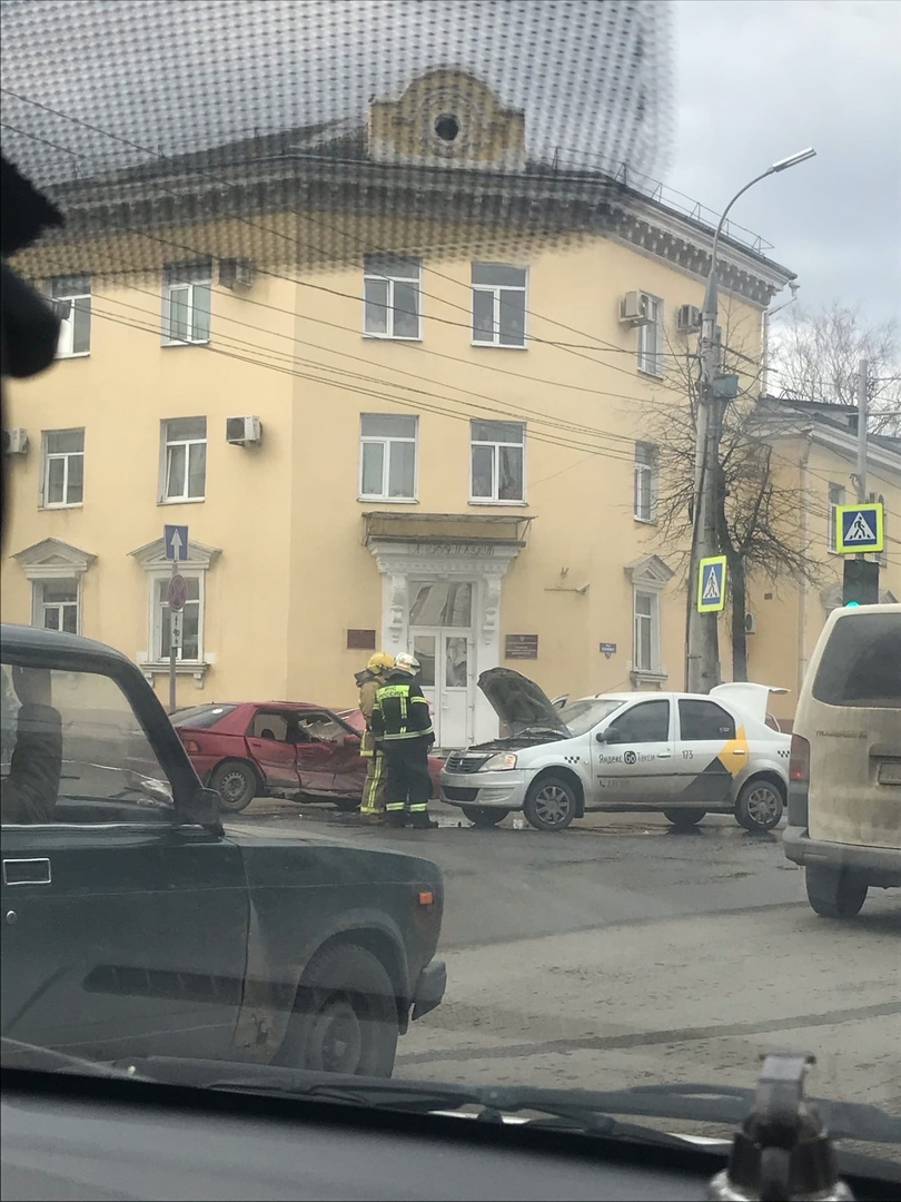 Маневр автоледи привел к аварии на улице Канинина в Брянске