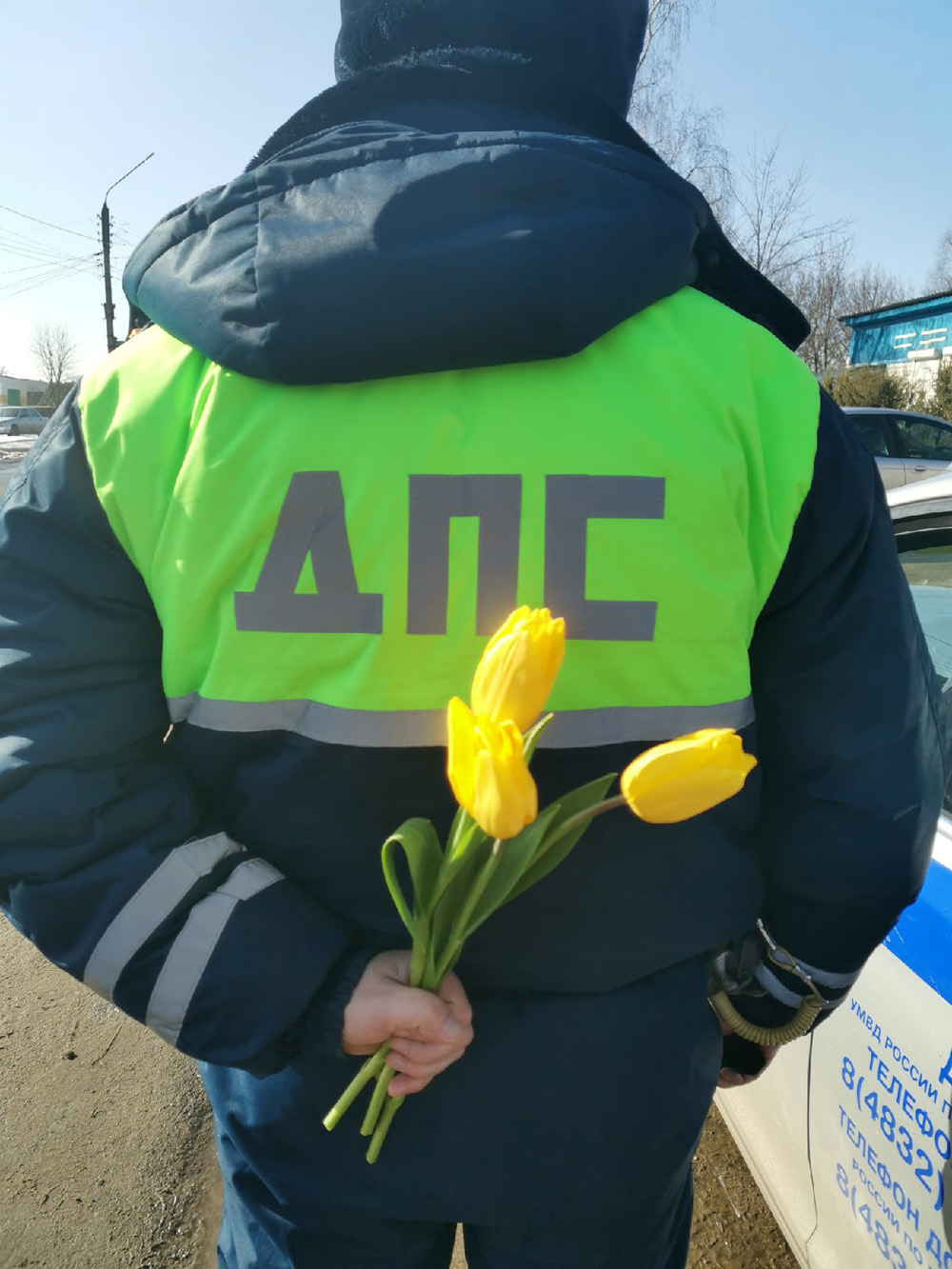 В Новозыбкове дарят цветы автолюбительницам