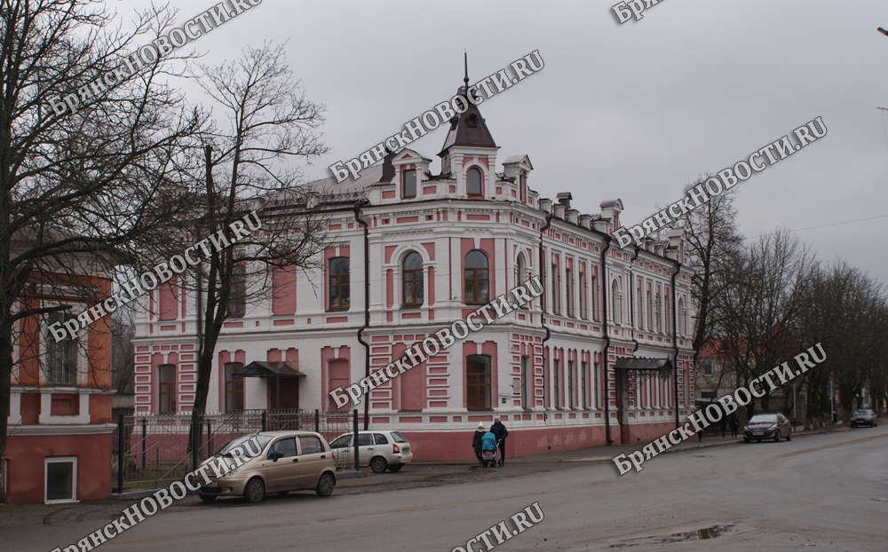 В городском доме культуры Новозыбкова обновят зеркала