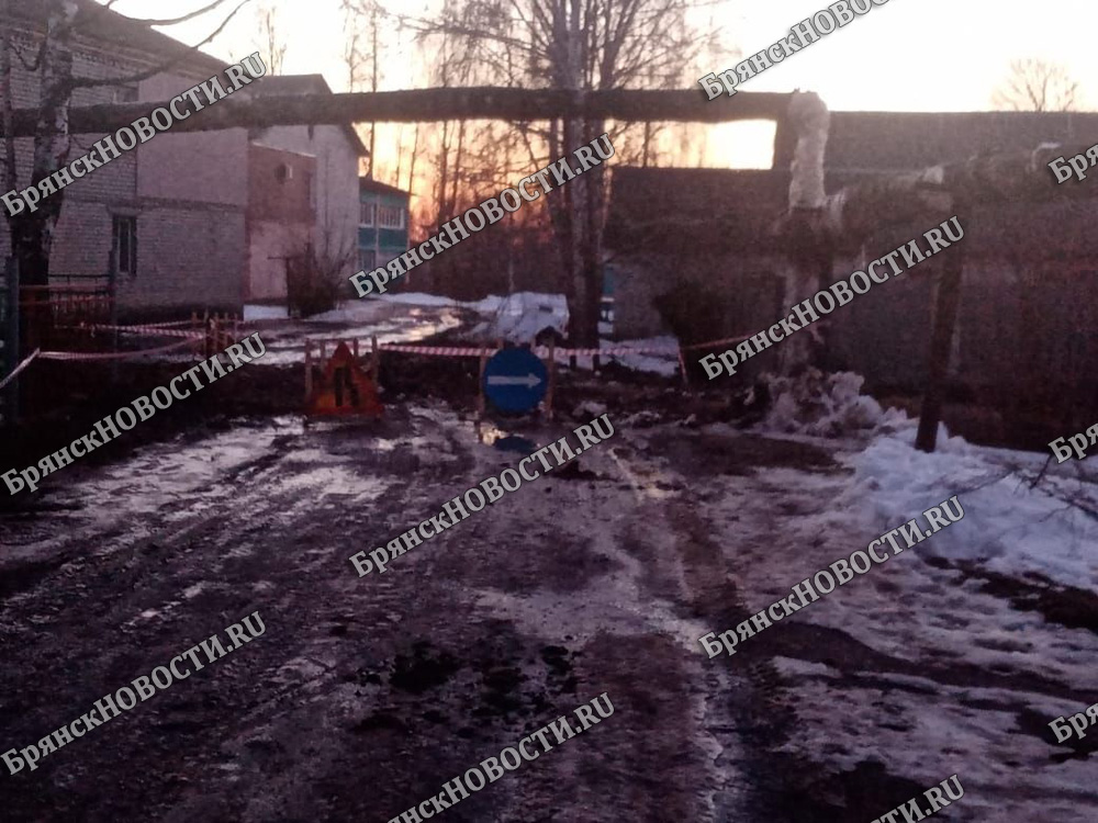 Второй день в Новозыбкове ликвидируют утечку на водопроводе. Вода в домах есть