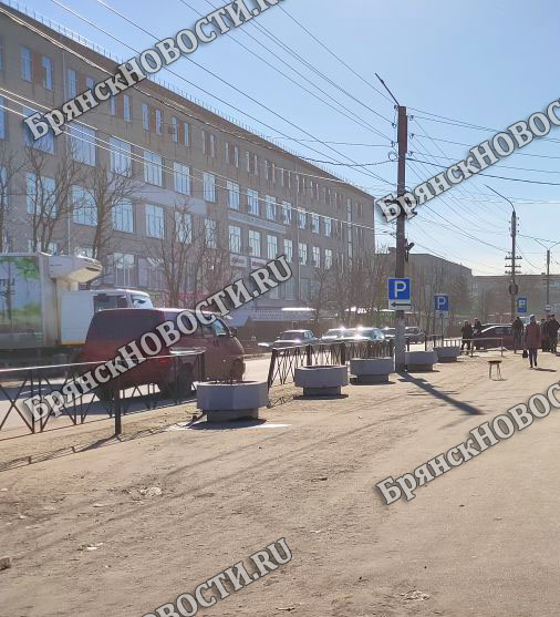 Новая четырехскатная крыша торгового центра в Новозыбкове не течет