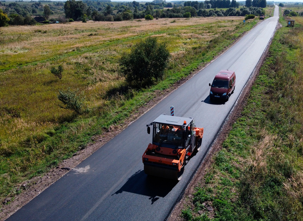 В Брянском и Жирятинском районах отремонтируют участок дороги в 10 километров