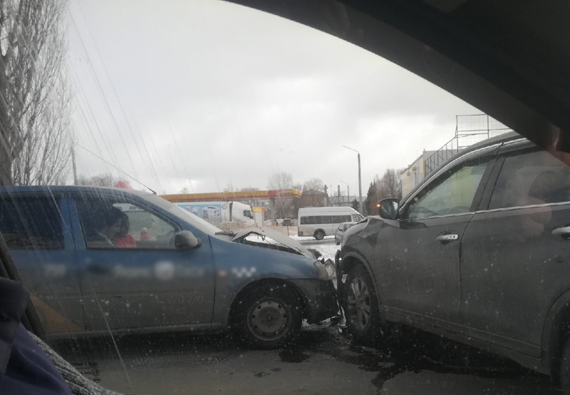 В Брянске в аварию попал автомобиль такси