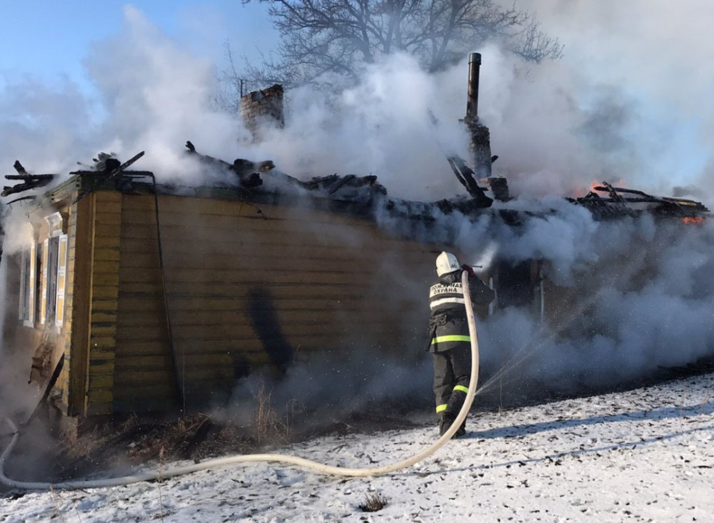 В горящем доме в Погарском районе погибла 47-летняя женщина