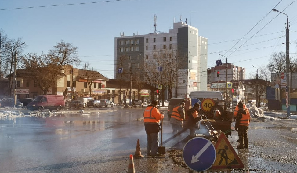 Дорожники Брянска начали «точечно» латать дороги