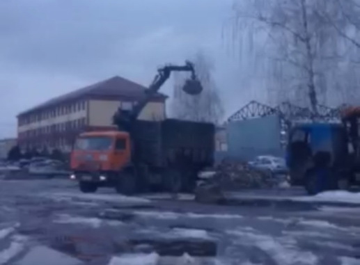 В Брянске водитель грейфера устроил большую свалку строительных отходов в Фокинском районе