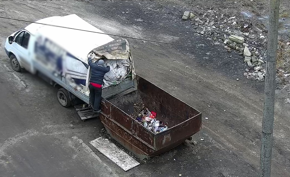 Житель Брянска выгрузил в контейнер фургон пленки