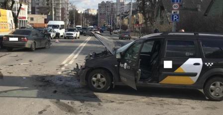 Два человека пострадали в столкновении «Лады» и БМВ в Брянске