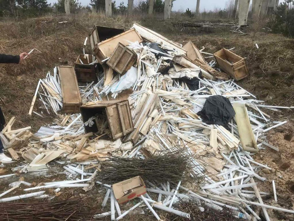 На окраине села в Брянской области обнаружили кладбище ртутных ламп