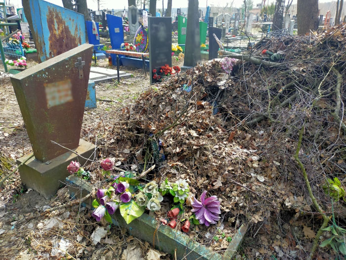 Власти Клинцов предложили убрать свалку на могиле учителя «всем миром»