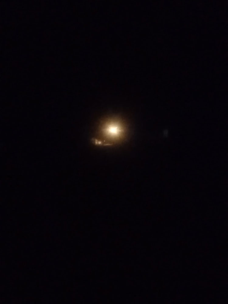 Один фонарь на всю улицу: жители поселка Ивот передвигаются на ощупь