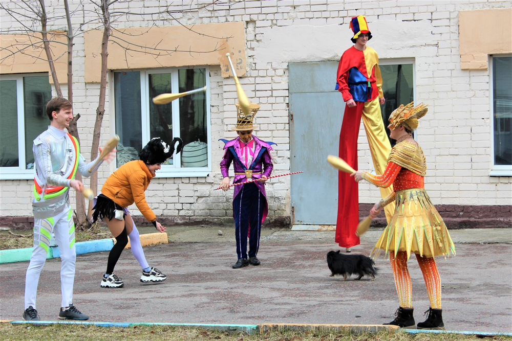 Брянский цирк устроил представление под окнами детского онкоцентра