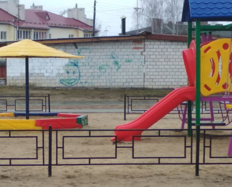 Климовчанку возмутило ограждение детской площадки