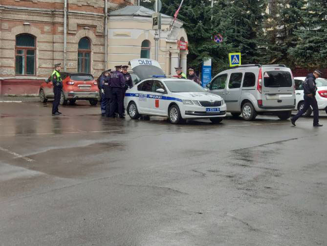 В центре Брянска полицейские перекрыли дороги
