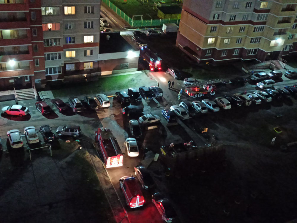 Пожарные и скорая не смогли протиснуться между припаркованными авто во дворе Брянска