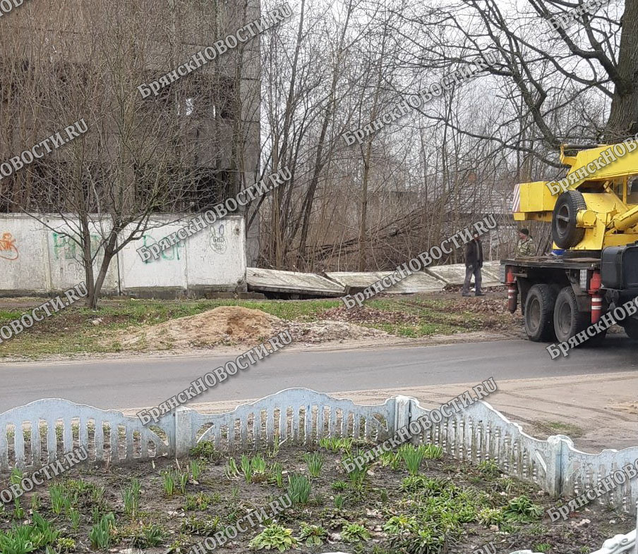 Подняли забор у замороженной стройки хлебокомбината в Новозыбкове