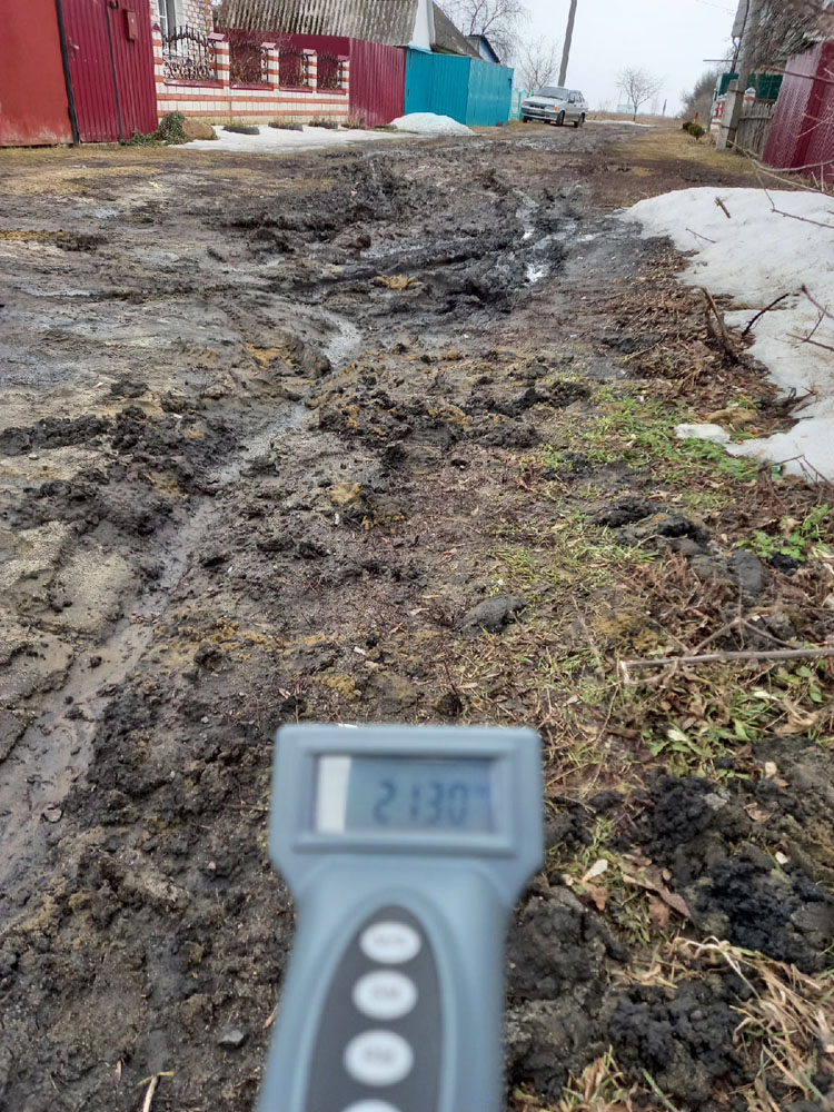 Новозыбковский активист замерил уровень грязи на грунтовках в Замишево