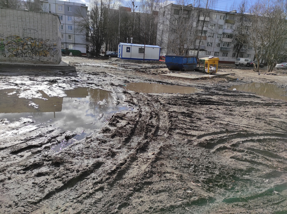 В центре Брянска контейнерная площадка утонула в грязи