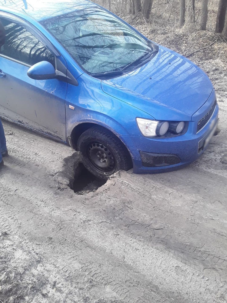 В дорожный разлом угодил автомобиль в Карачевском районе
