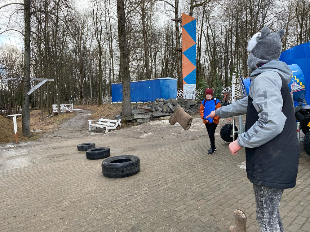 Девочка устроила в брянске. Чемпионат по метанию валенок в Пятигорске. Чемпионаты по метанию валенок картинки. Весенние лужи в Брянске. Фото победившее в конкурсе.