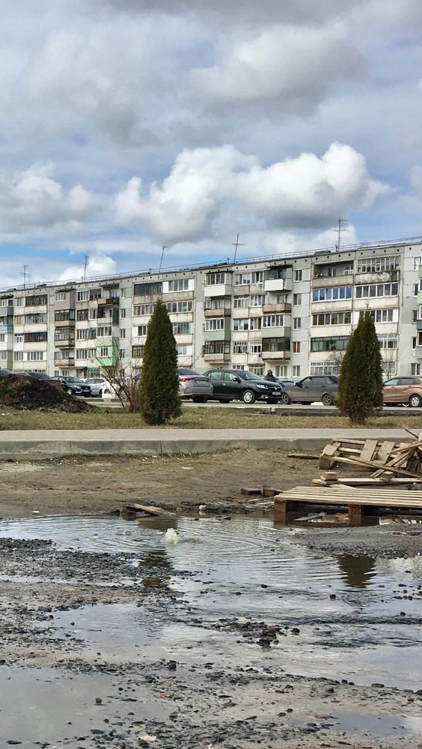 В Клинцах из-под земли забил фонтан канализации на улице Дзержинского