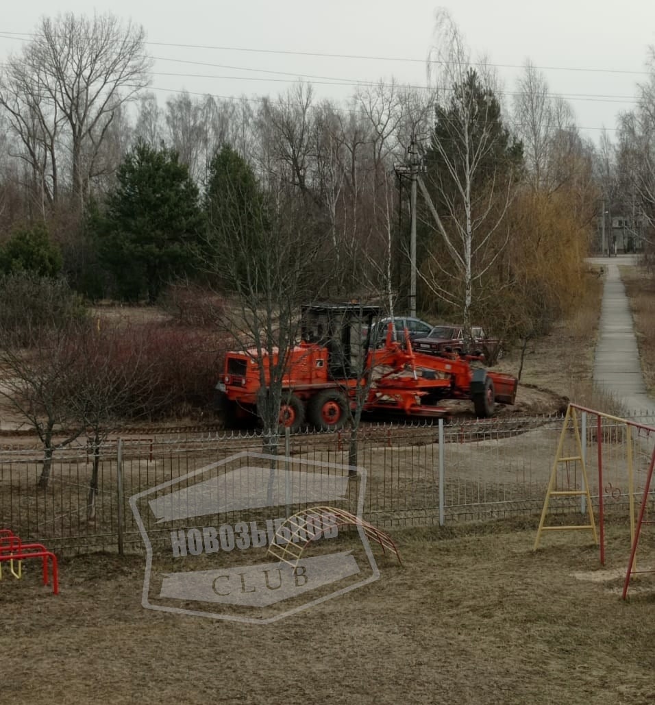 Огромные лужи у детсада в Новозыбкове пытаются сдвинуть