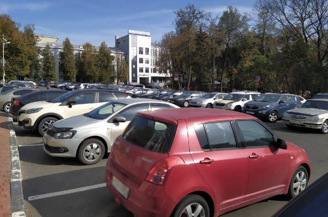 В Брянске задумались о запрете парковки у “круглого” сквера