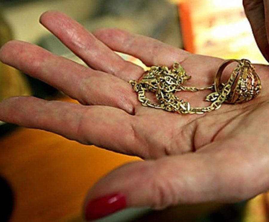 В Суражском районе сиделка вынесла из дома престарелой пенсионерки все золото