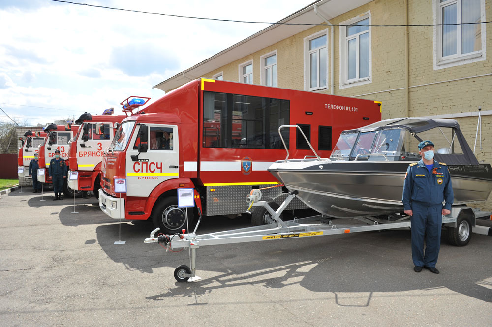 В Брянске вручили новую пожарную и аварийно-спасательную технику