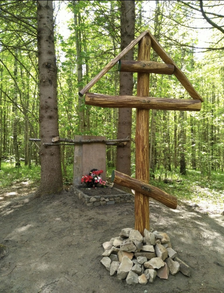Заброшенную братскую могилу растерзанных фашистами семей под Брянском облагородили активисты