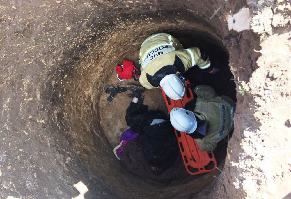 В Брасовском районе мужчина упал в глубокую яму