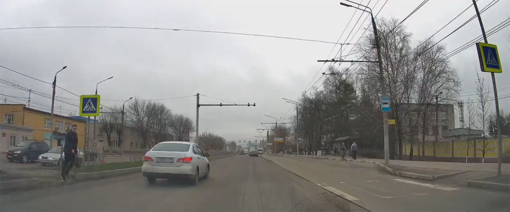 Лихач на иномарке чуть не сбил пешехода в Брянске