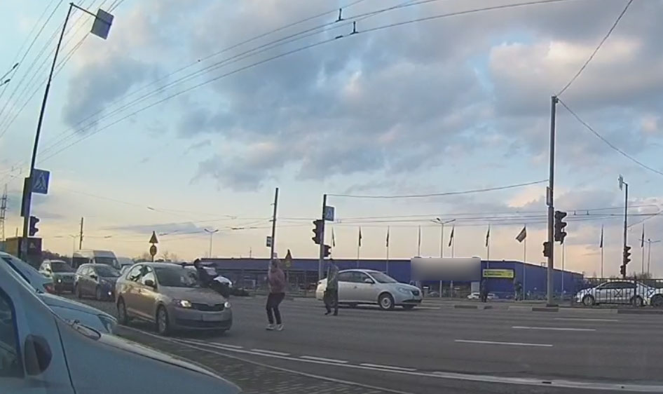 Момент наезда автомобиля на женщину в Брянске попал на видео