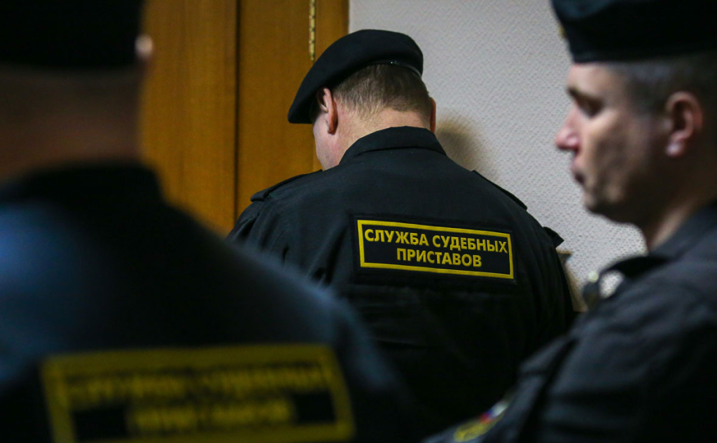 Приставы арестовали имущество девяти управляющих компаний в Брянской области