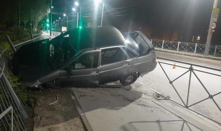 В Брянске пьяный водитель разбил автомобиль и дорожное ограждение