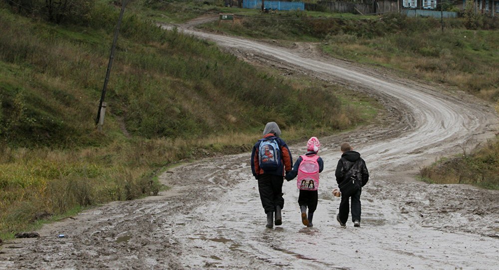 Работников образования в поселке Брянской области лишили сельских доплат