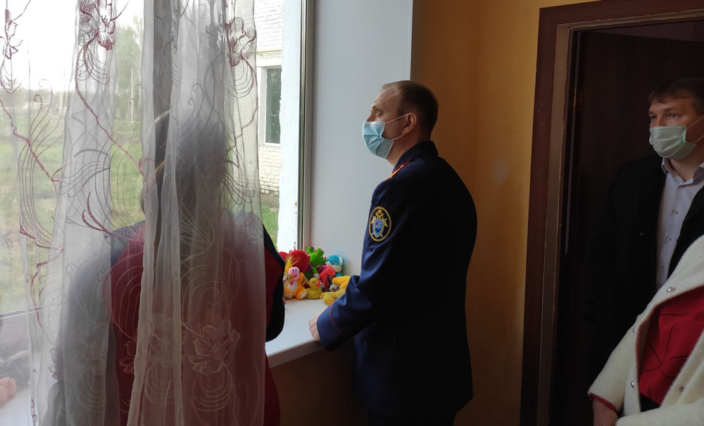 Сироты из Трубчевска показали следователям жилье, выданное местными чиновниками