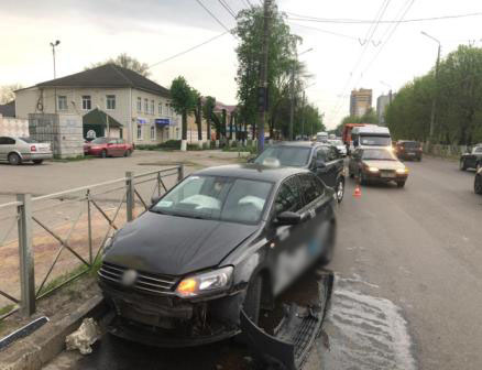 Две иномарки столкнулись на улице Красноармейской в Брянске