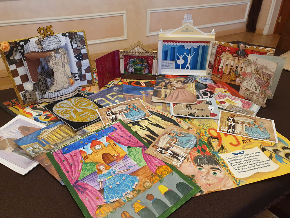Жители Брянщины прислали на конкурс «Театральная открытка» более 200 работ